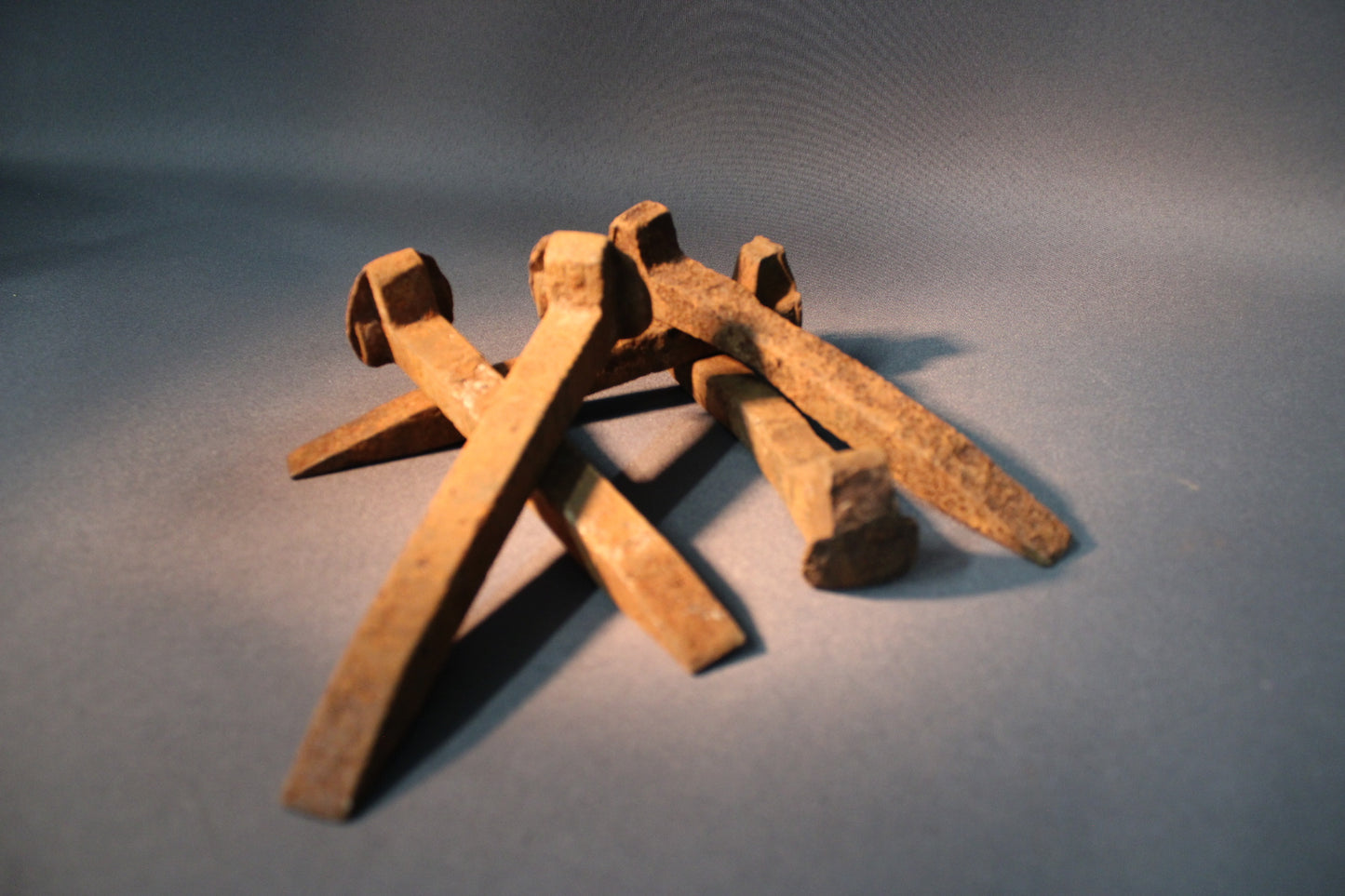 Useita vanhoja ratanauloja, erikuntoisia ja patinoituneita rautanauloja