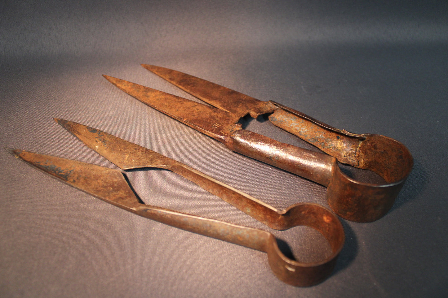 Antiikkiset villasakset, vanha maataloustyökalu ja keräilyesine