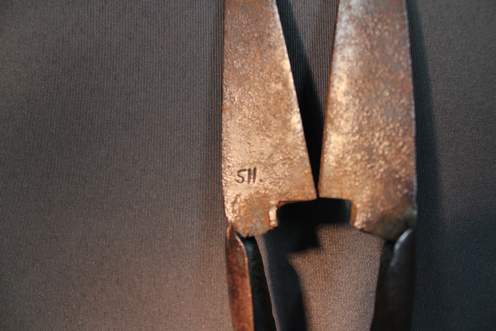 Perinteiset villasakset lampaankeritsemiseen, patinoitunut teräs