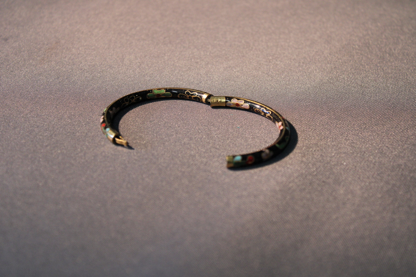 Pienikokoinen cloisonné-rannekoru, käsityönä tehty kukkakuviointi