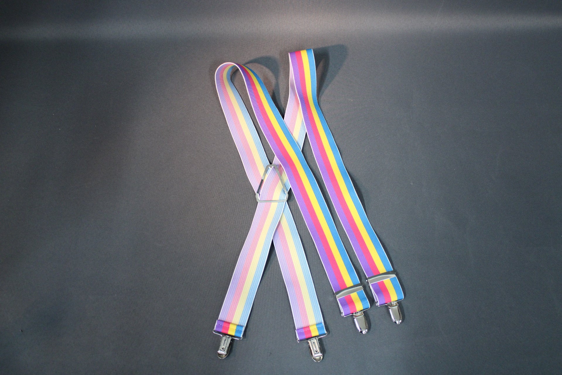 Vintage henkselit kirkkaissa 1980-luvun väreissä, värikäs raitakuosi