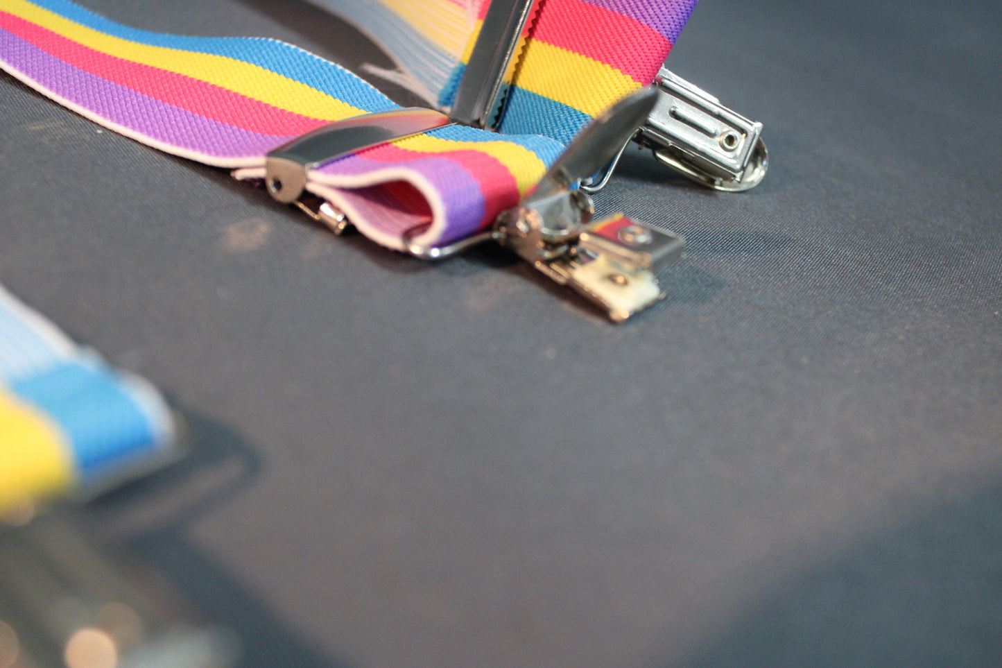 Vintage henkselit, toimiva metalliklipsi ja 1980-luvun väritys