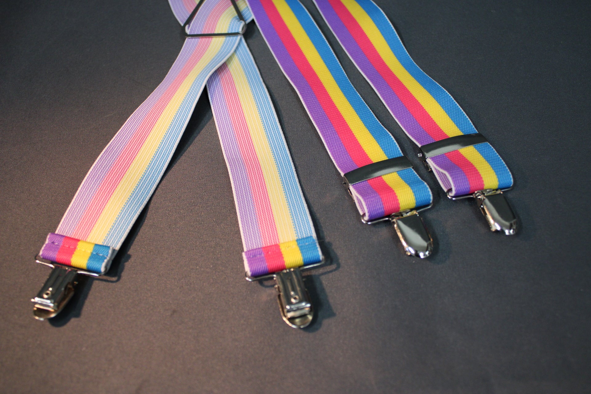 Vintage henkselit, metalliset klipsikiinnitykset ja värikäs elastinen nauha