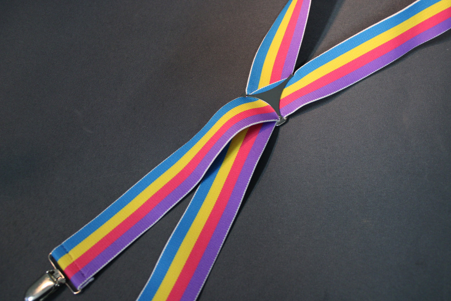 Vintage henkselit, kirkas raitakuosi ja kasarityylinen värimaailma