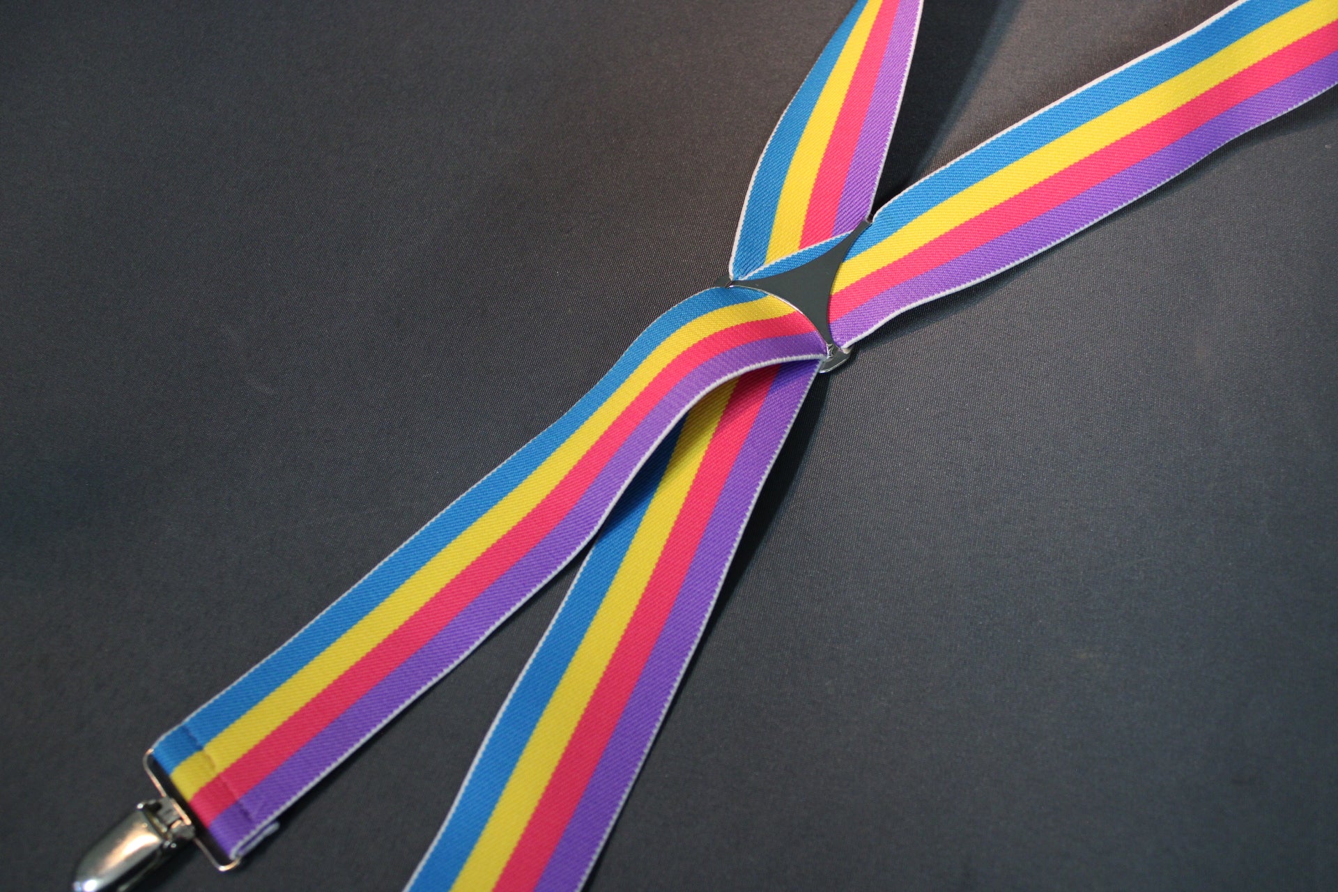 Vintage henkselit, kirkas raitakuosi ja kasarityylinen värimaailma