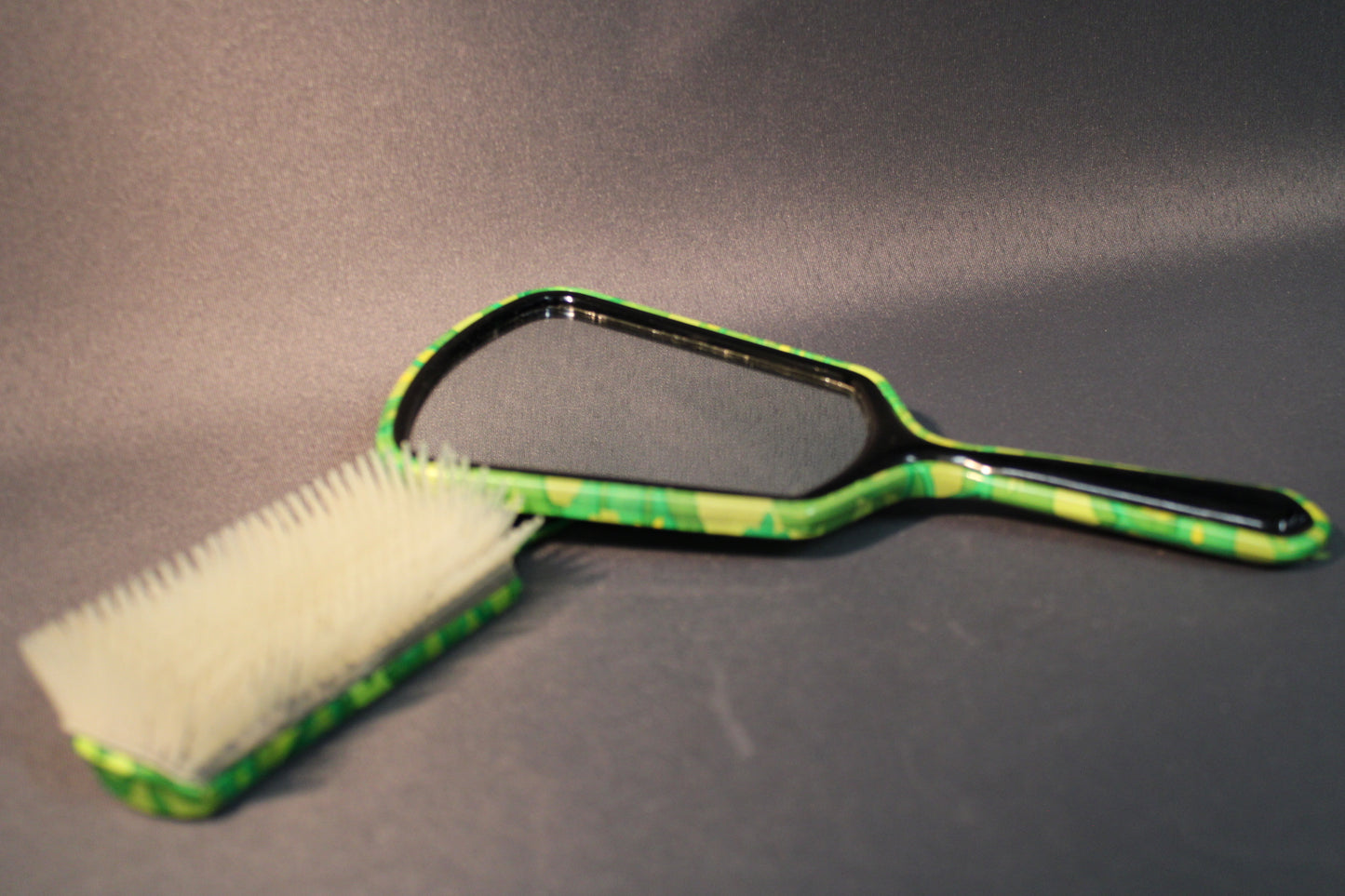 Vintage hiusharjan ja käsipeilin kuosiyksityiskohta