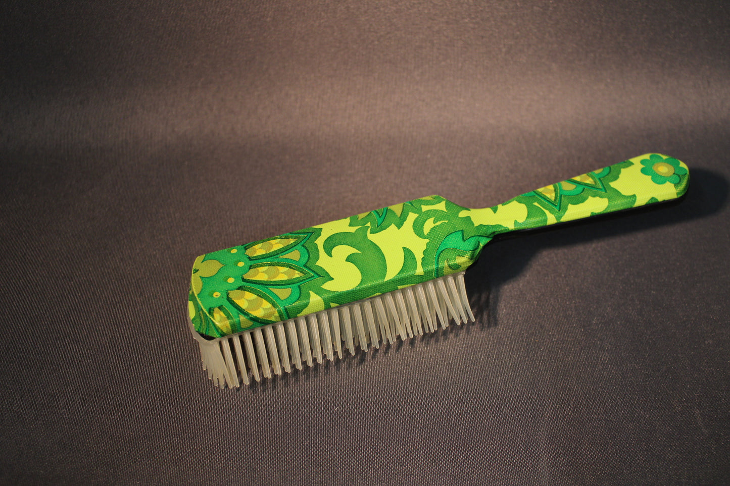 Vihreä vintage hiusharja 1970-luvulta