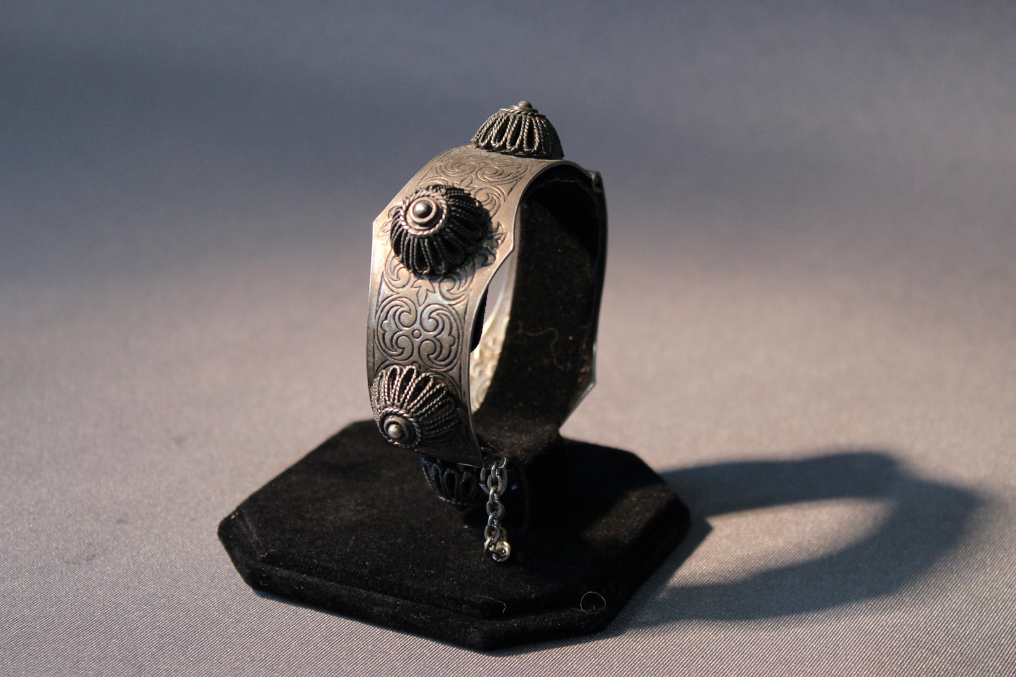 Vintage metallirannekoru turvaketjulla, Ø 60 mm