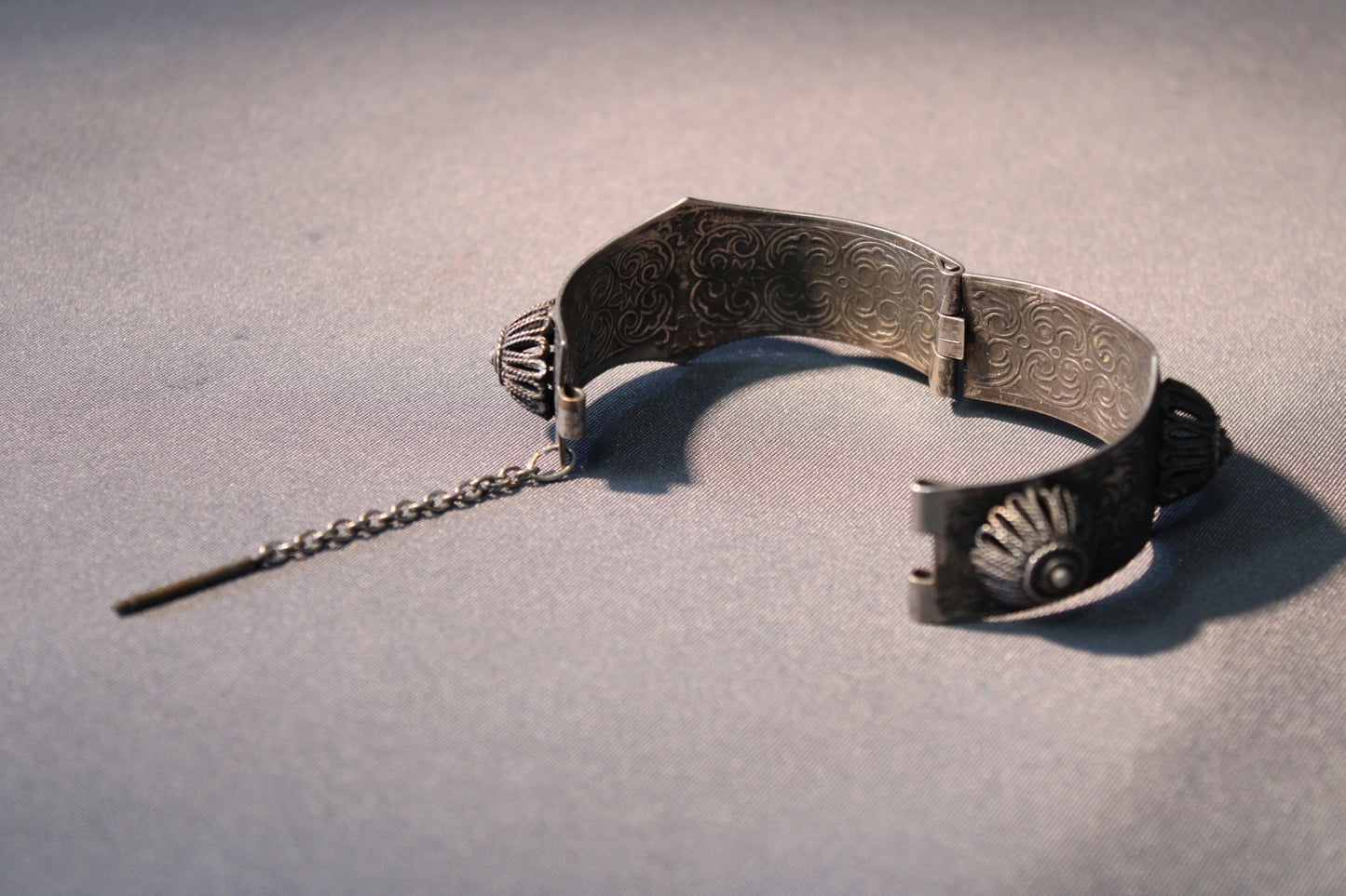 Vintage metallirannekoru avattuna, näkyvissä sisäpuolen kaiverrukset