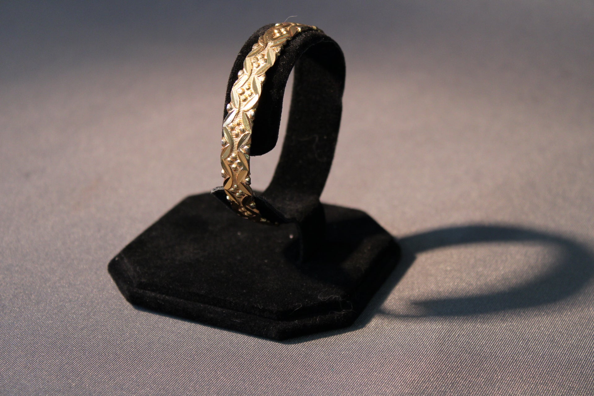 Koristekuvioitu vintage metallirannekoru kullanhohtoisella pinnalla