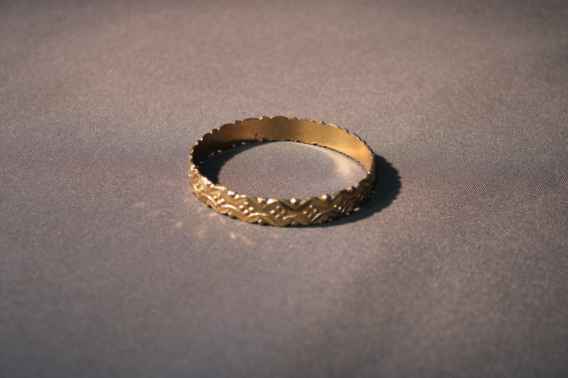 Vintage rannekoru metallista, kohokuvioitu koristelu, Ø 60 mm