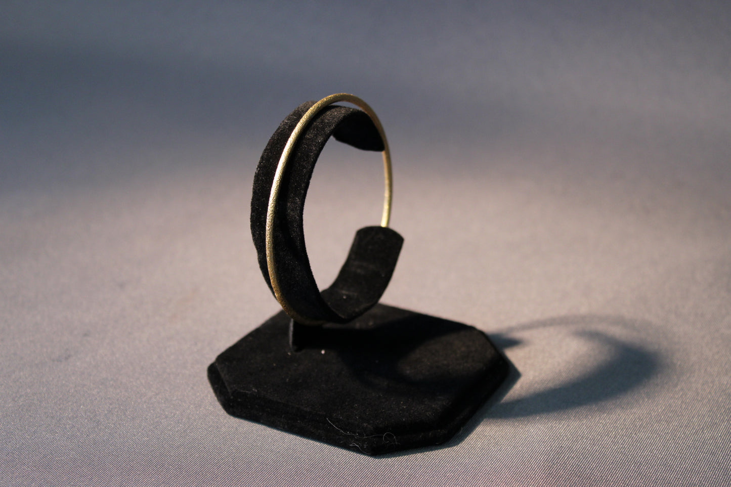 Vintage metallirannekoru, minimalistinen kullanhohtoinen design, Ø 65 mm