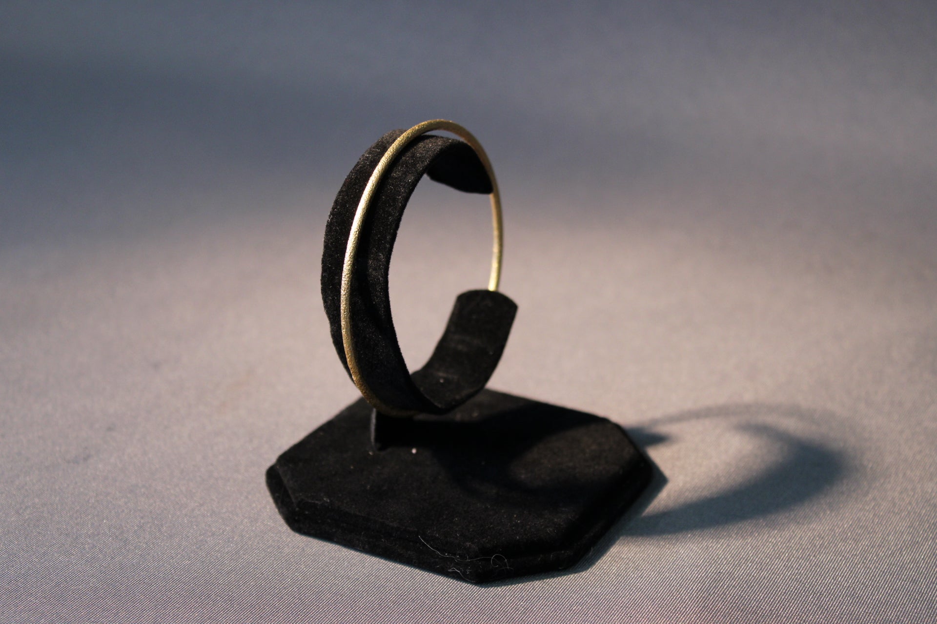 Vintage metallirannekoru, minimalistinen kullanhohtoinen design, Ø 65 mm