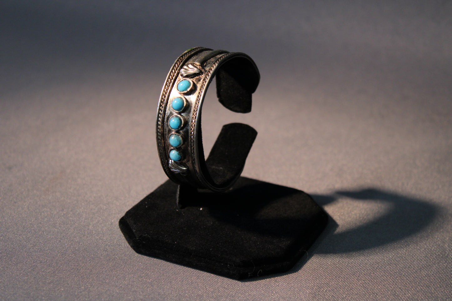 Vintage metallirannekoru, viisi turkoosia koristetta ja kaiverrettu pinta