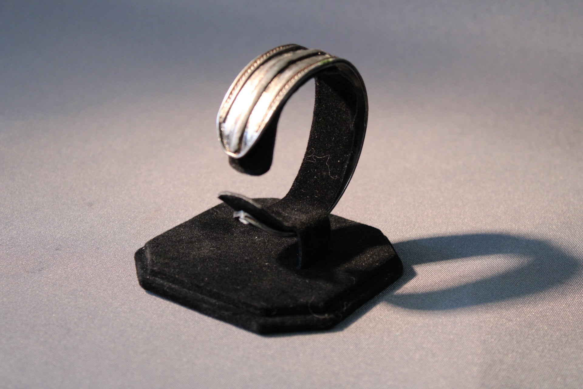 Vintage metallirannekoru, avoin malli turkooseilla kivillä