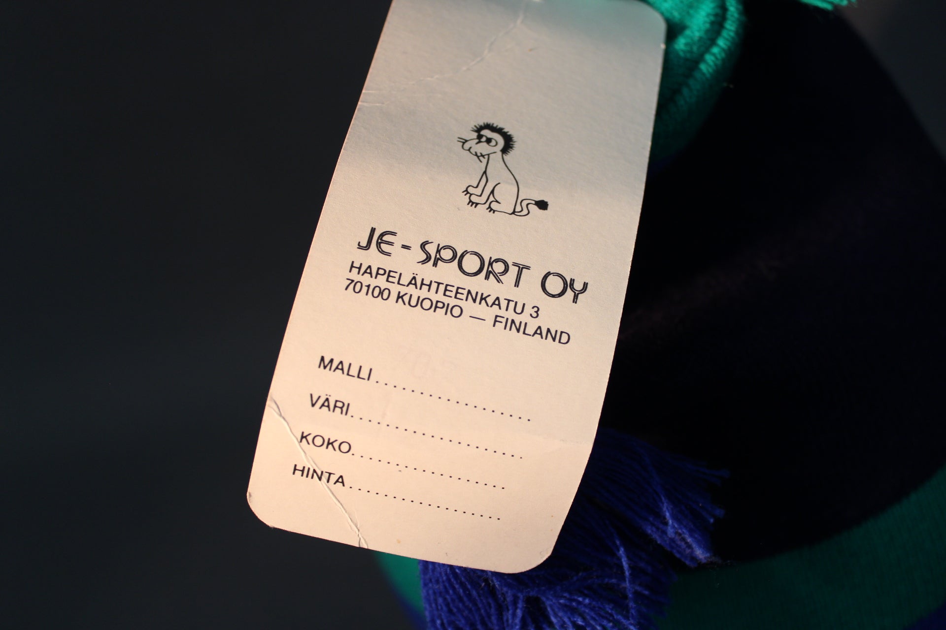 JE-Sport Oy vintage pipon valmistajalappu, Kuopio Finland