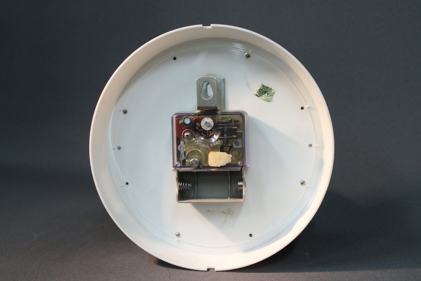 Westclox vintage-seinäkellon takapuoli ja koneisto