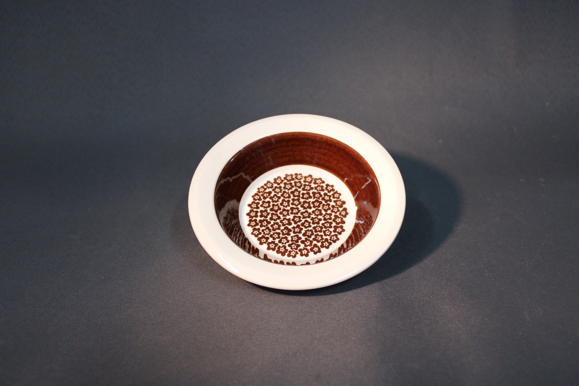 Arabia Faenza -kulho ruskeakukka-kuviolla, näkymä ylhäältä