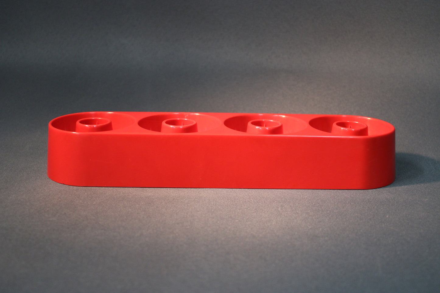 Punainen retro kynttilänjalka, neljä paikkaa kruunukynttilöille, muovinen, sivukuva