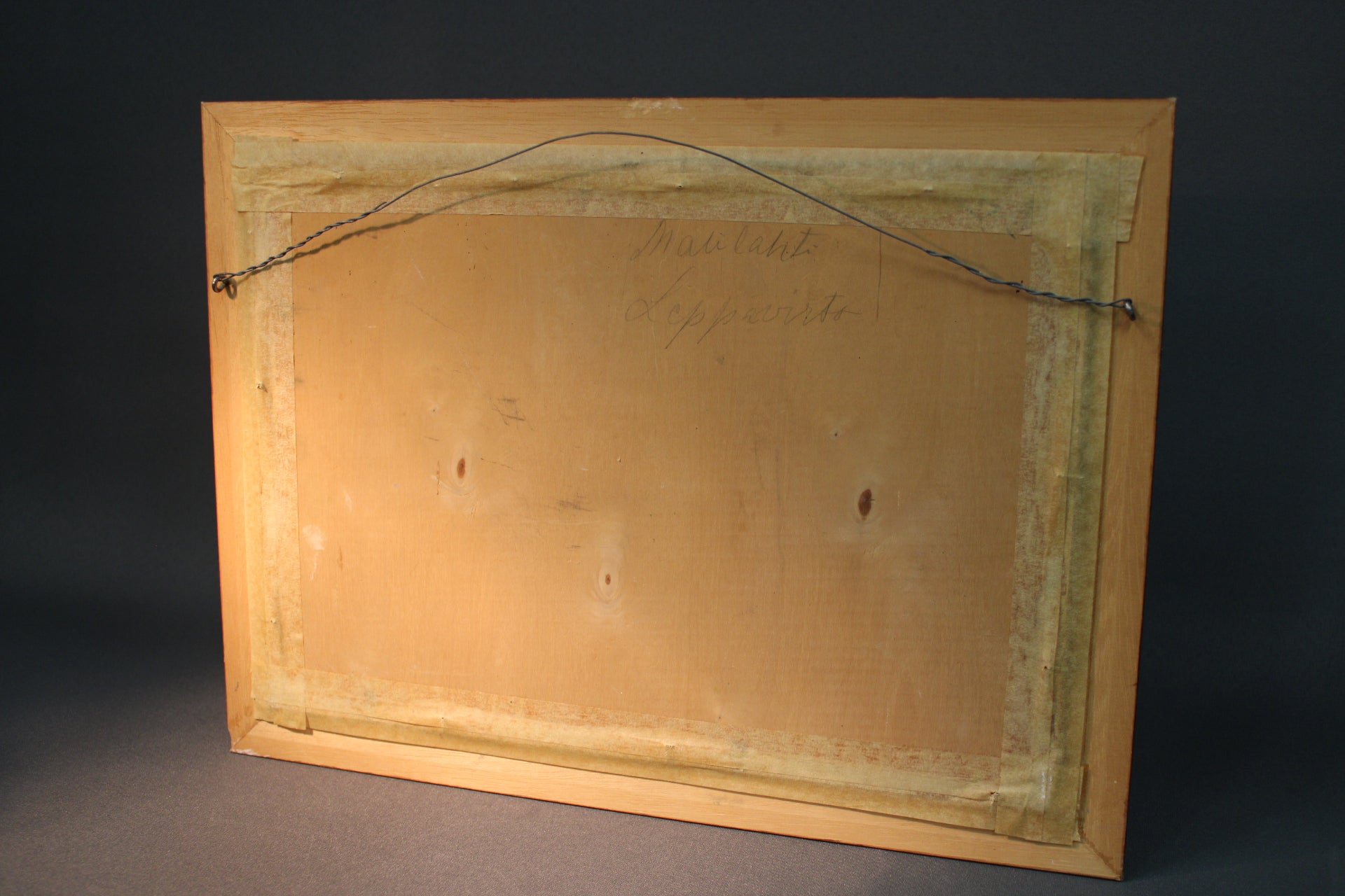 Maalauksen taustapuoli, ripustuslanka ja merkinnät, Y. Lindqvist