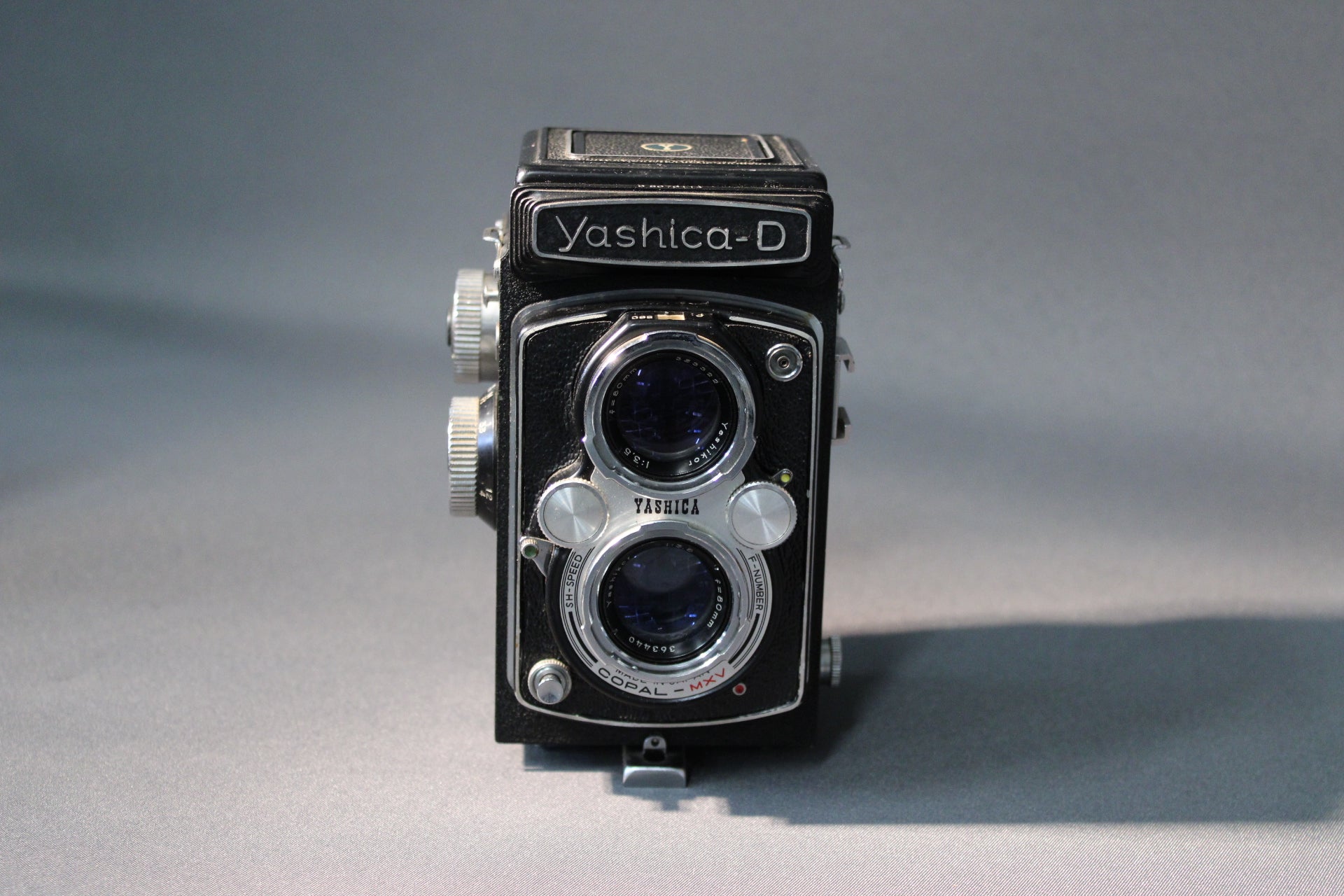 Yashica-D vintage TLR-kamera 1950–60-luvulta, kaksisilmäinen peilikamera alkuperäisellä nahkakotelolla