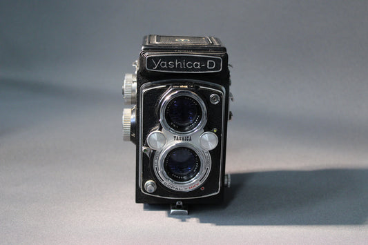 Yashica-D vintage TLR-kamera 1950–60-luvulta, kaksisilmäinen peilikamera alkuperäisellä nahkakotelolla